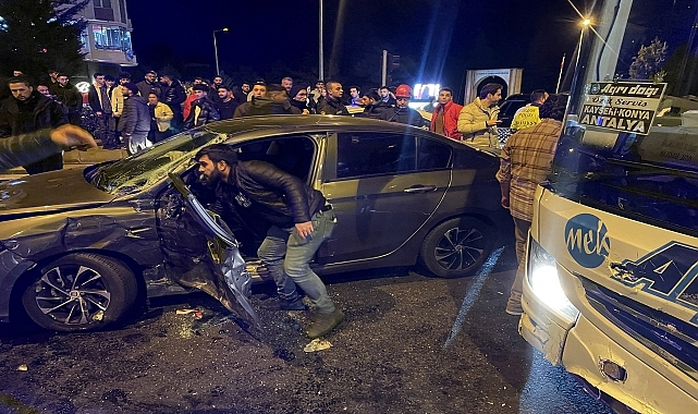 Yolcu otobüsüyle çarpışan otomobilin sürücüsü yaralandı