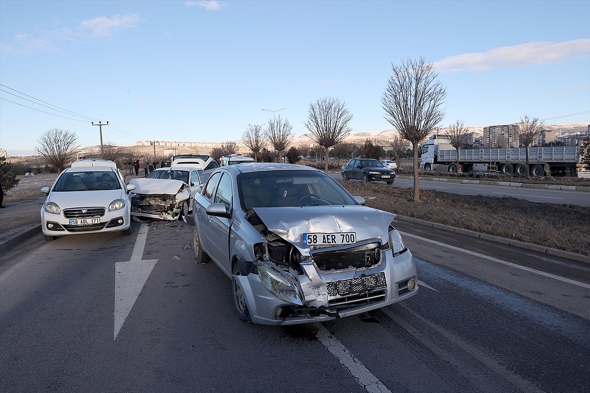 10 aracın karıştığı zincirleme trafik kazasında 1 kişi yaralandı
