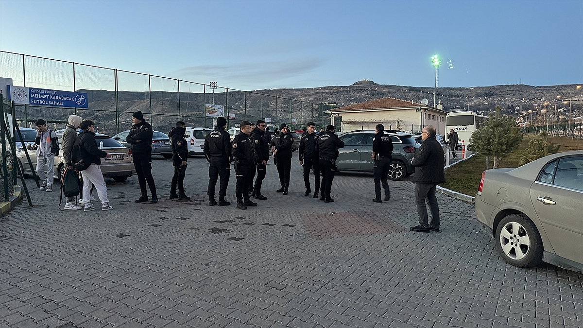 Amatör futbol maçının ardından çıkan kavgada 2 oyuncu bıçakla yaralandı