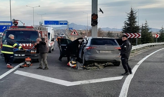 Bariyerlere çarpan otomobilin sürücüsü öldü