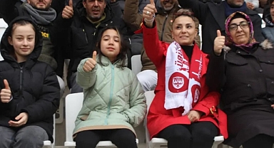 Çeliktaş, Atkısını Taktı. Tribünde yerini aldı