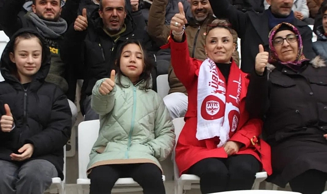 Çeliktaş, Atkısını Taktı. Tribünde yerini aldı