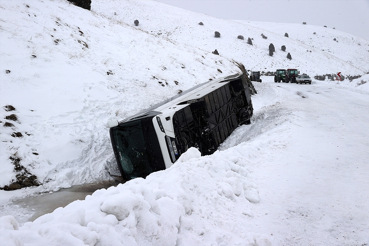 Cenazeden dönenleri taşıyan otobüs devrildi, 14 kişi yaralandı