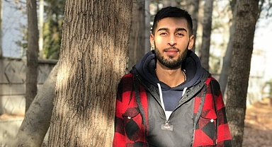 Demir yığınına dönen otomobilin sürücüsü ağır yaralandı