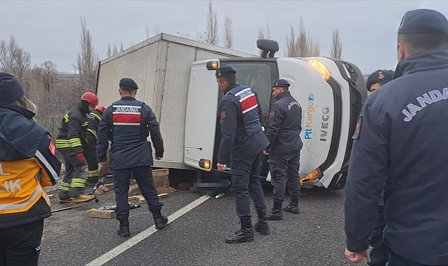 Devrilen kamyonetin sürücüsü öldü