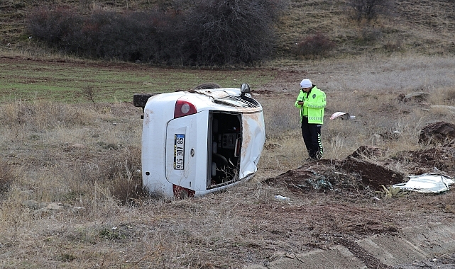 Devrilen otomobildeki 2 kişi yaralandı