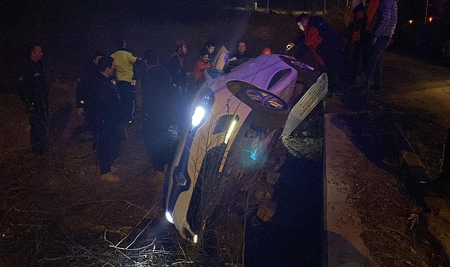 Devrilen otomobildeki 3'ü çocuk 5 kişi yaralandı