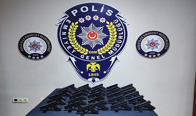 Durdurulan araçta ruhsatsız tabancalarla yakalanan 2 kişi gözaltına alındı