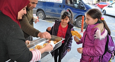 Ermenek Belediyesi Vatandaşlara Pişi İkram Etti