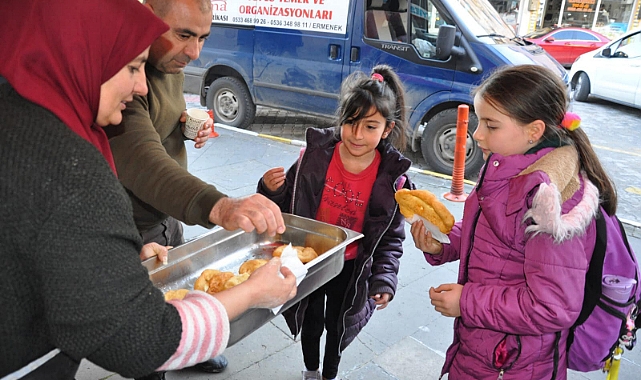 Ermenek Belediyesi Vatandaşlara Pişi İkram Etti