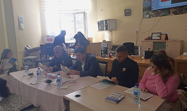 Ermenek'te Yılın Son Etkinliğinde Kaymakam Erdoğan öğrencilerle Kitap Okudu