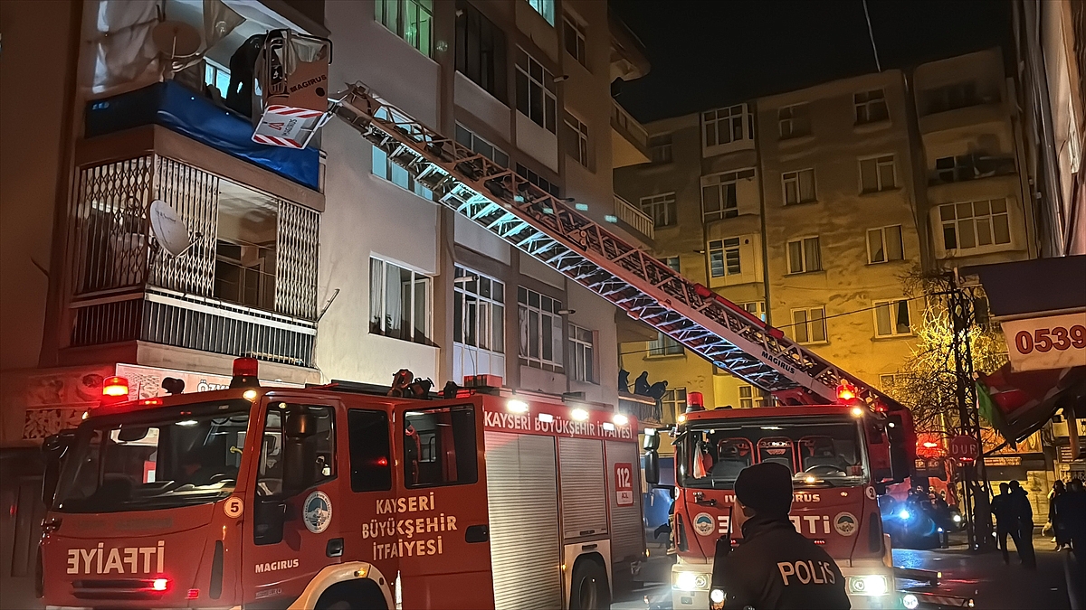 Evde çıkan yangında 1 kişi dumandan etkilendi