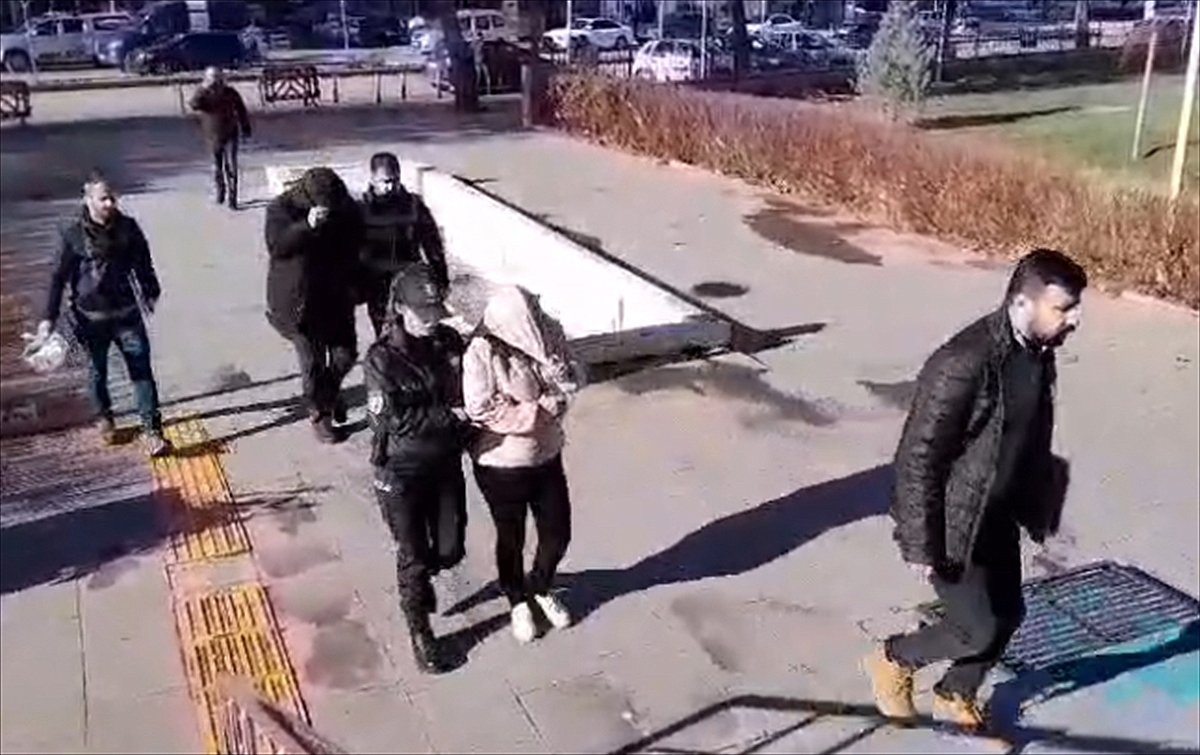 Fuhuş operasyonunda 3 zanlı yakalandı