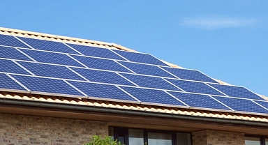 Güneş panelleri kolay kurulumuyla çatılardan temiz enerji sağlıyor