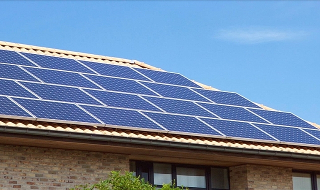 Güneş panelleri kolay kurulumuyla çatılardan temiz enerji sağlıyor