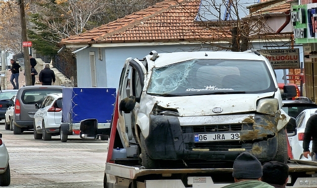 Hafif ticari araç şarampole devrildi 2 kişi yaralandı