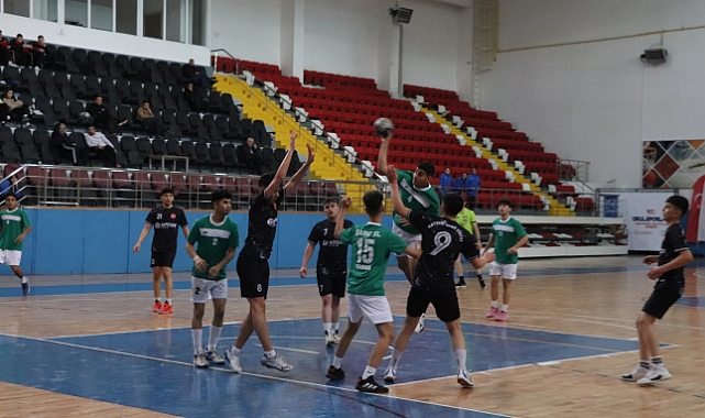 Hentbol Yarı Final Müsabakaları Nefes Kesiyor