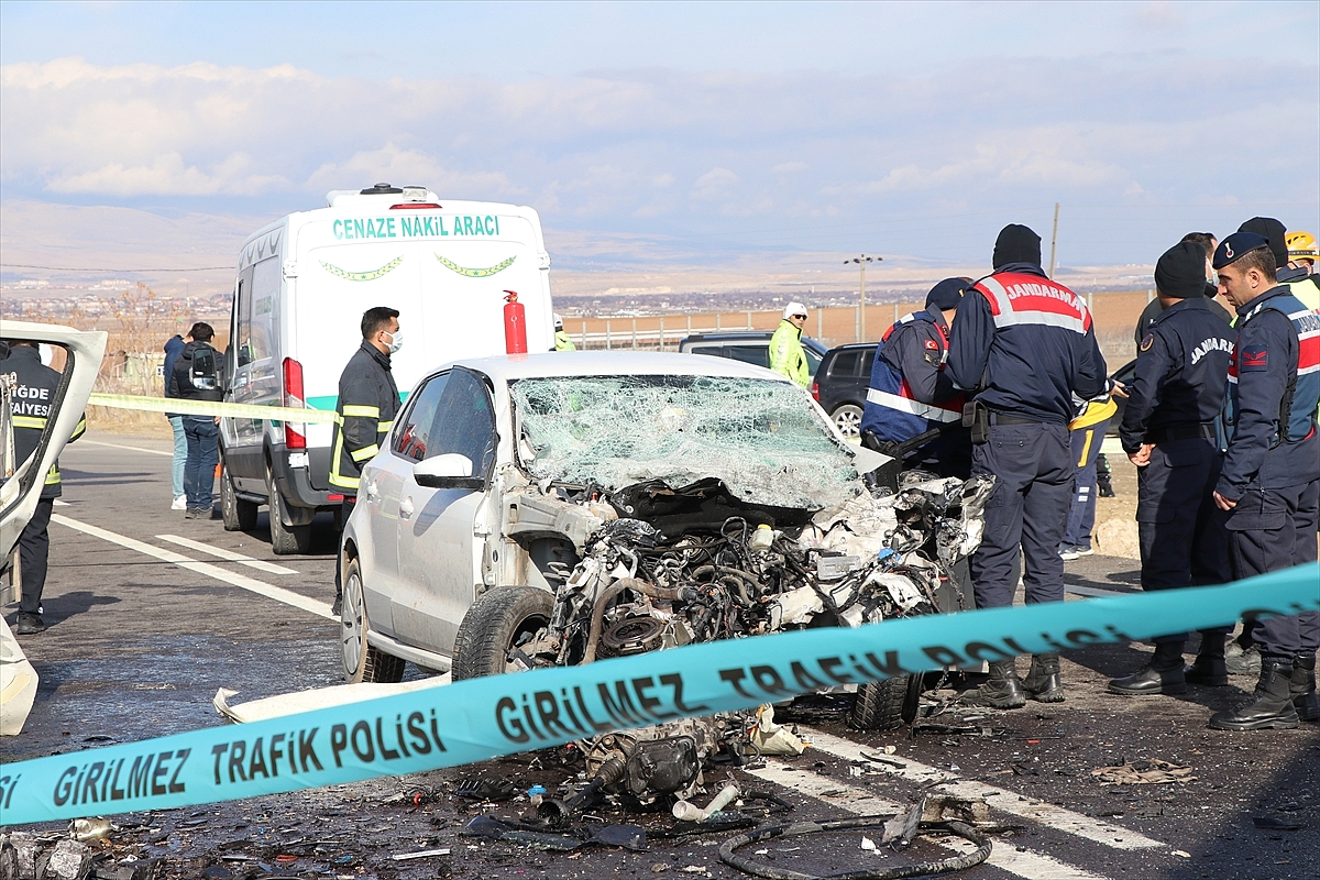 İki araç çarpıştı: 1 kişi öldü, 2 kişi yaralandı