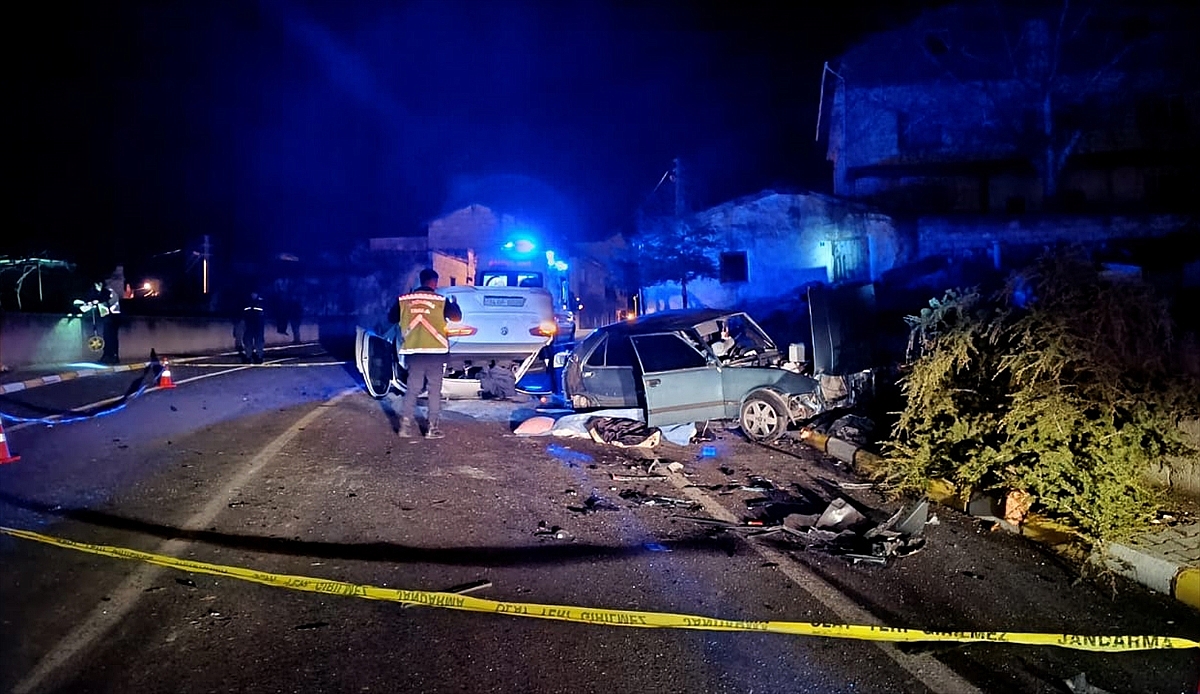 İki otomobilin çarpıştığı kazada 1 kişi öldü, 3 kişi yaralandı