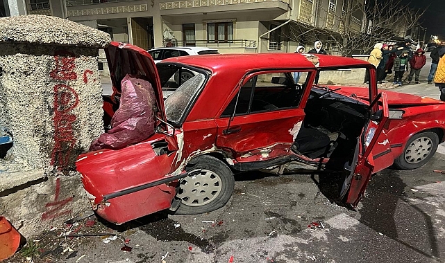 İki otomobilin çarpıştığı kazada 5 kişi yaralandı