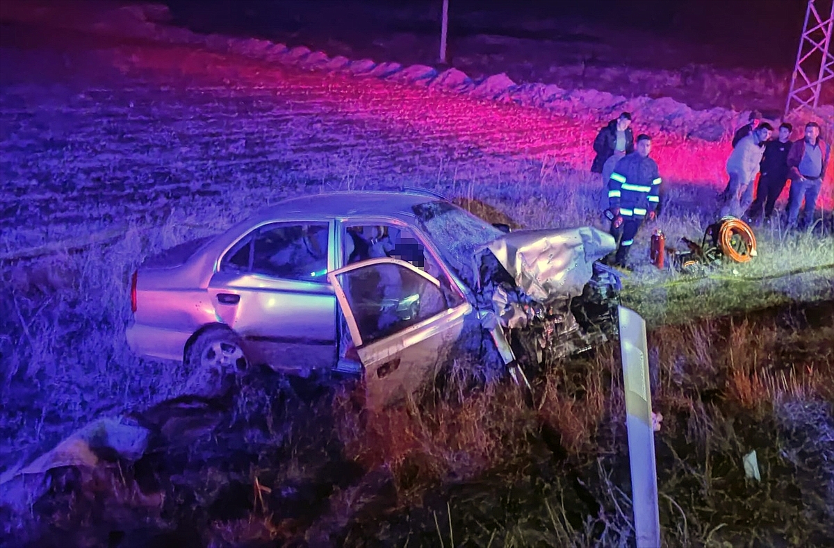 İki otomobilin çarpıştığı kazada bir çift öldü, 3 kişi yaralandı