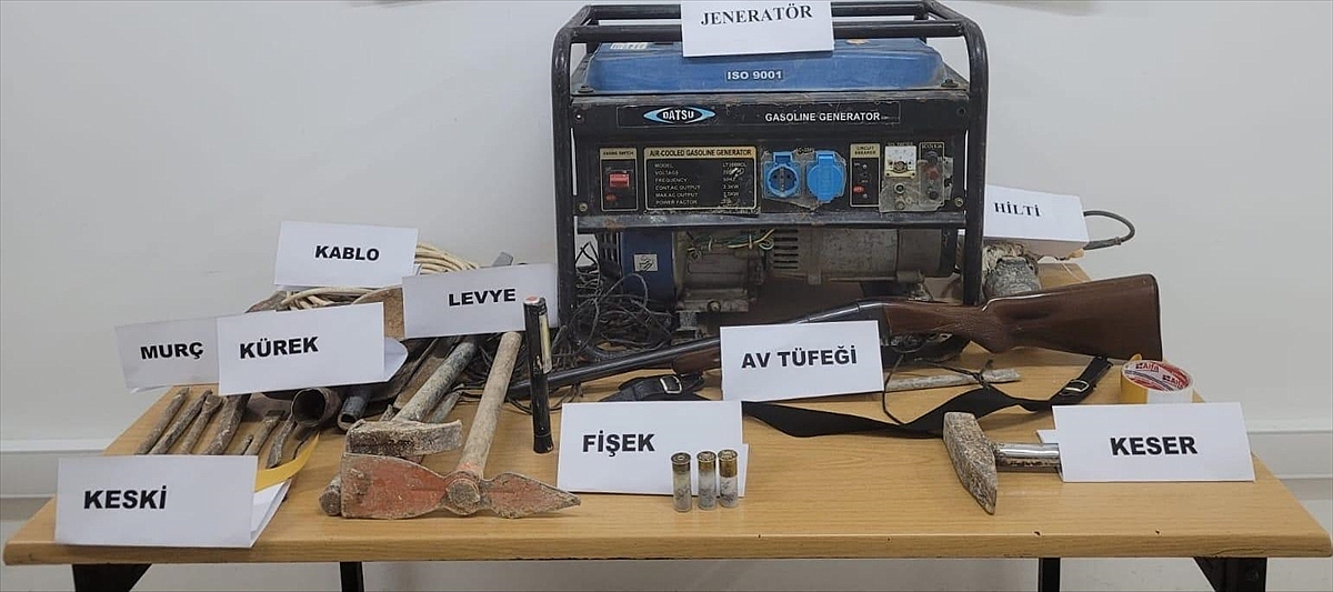 Kaçak kazı yaparken suçüstü yakalanan 2 şüpheli tutuklandı