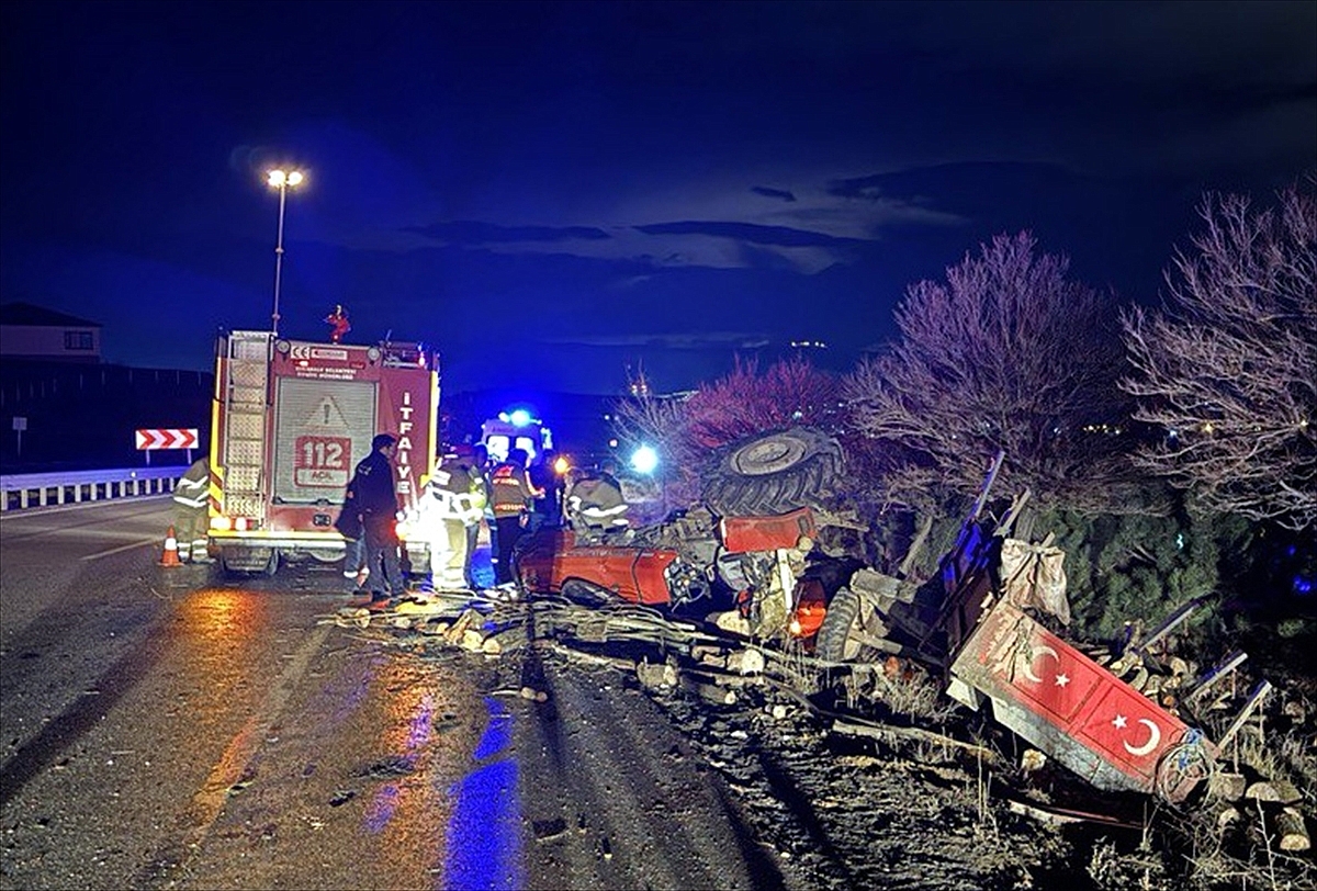 Kamyon ile traktörün çarpışması sonucu 1 kişi öldü, 1 kişi yaralandı