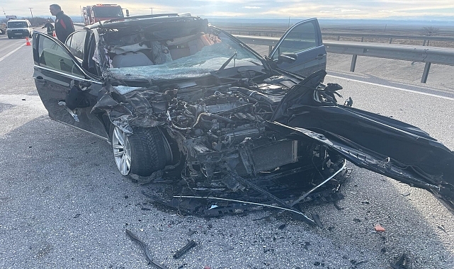 Kamyona arkadan çarpan otomobildeki 2 kişi yaralandı