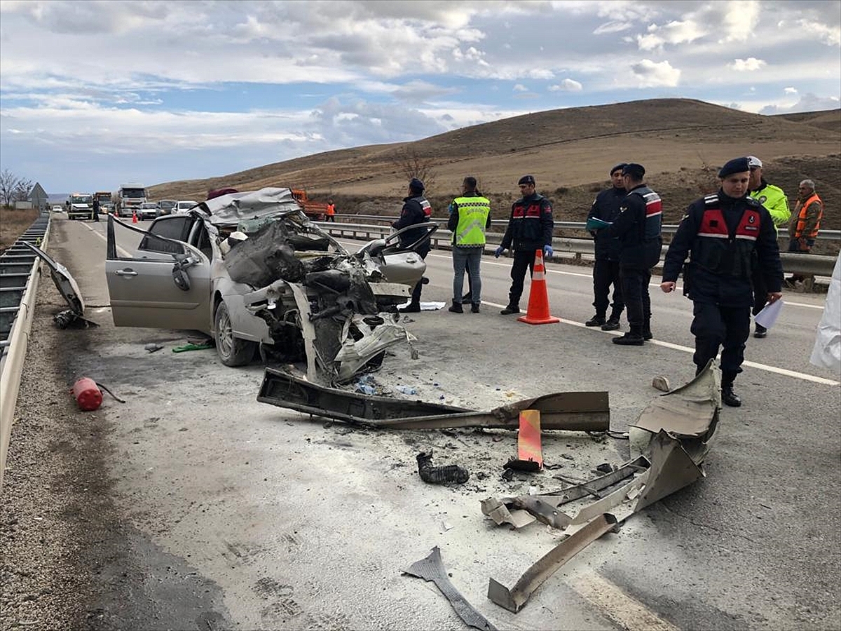 Kamyona arkadan çarpan otomobilin sürücüsü öldü