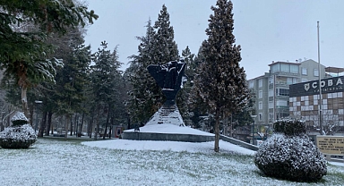 Karaman'da beklenen kar nihayet yağdı. Şehir beyaz örtüyle kaplandı