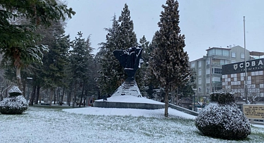 Karaman'da beklenen kar nihayet yağdı. Şehir beyaz örtüyle kaplandı