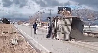 Karaman'da Kontrolden Çıkan Tır Yola Devrildi: 1 Yaralı