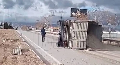 Karaman'da Kontrolden Çıkan Tır Yola Devrildi: 1 Yaralı