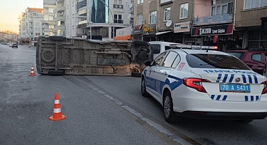 Karaman'da otomobil ile çarpışan minibüs yola devrildi