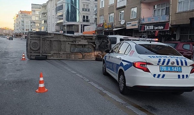 Karaman'da otomobil ile çarpışan minibüs yola devrildi