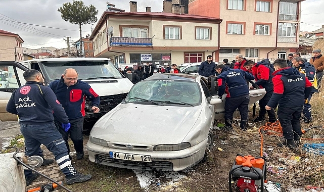 Minibüsle otomobilin çarpıştığı kazada 5 kişi yaralandı