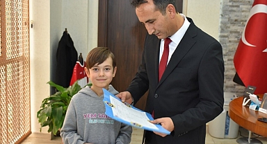 Minik öğrenci karne sevincini Çalışkan'la paylaştı
