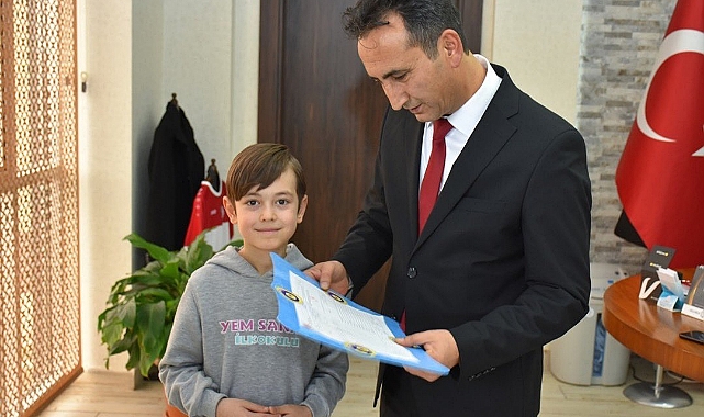 Minik öğrenci karne sevincini Çalışkan'la paylaştı