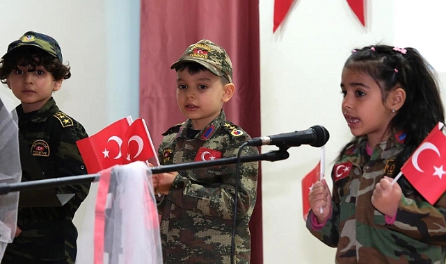 Minik öğrencilerin okudukları şiirler duygulu anlar yaşattı