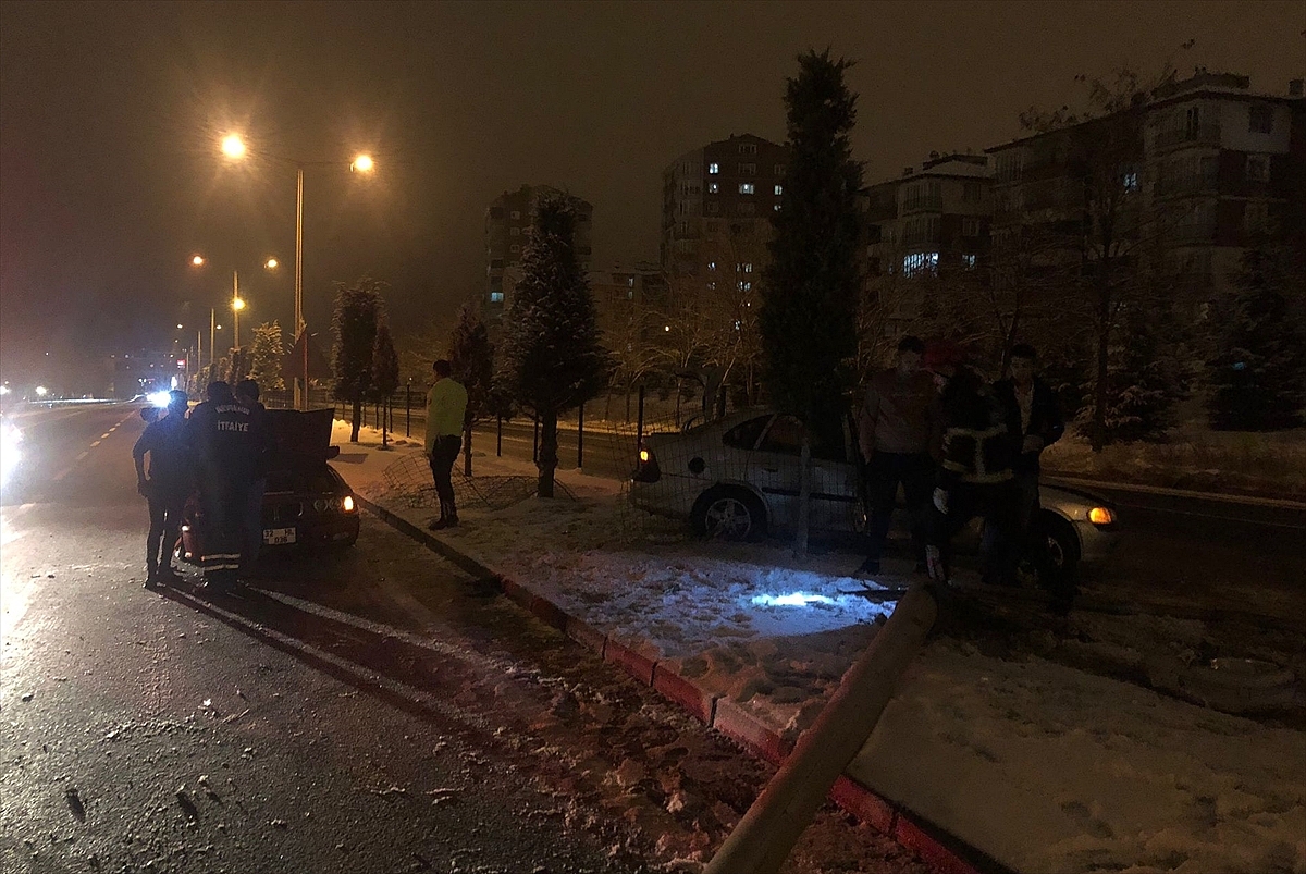 Otomobilin çarparak devirdiği aydınlatma direği ikinci kazaya neden oldu