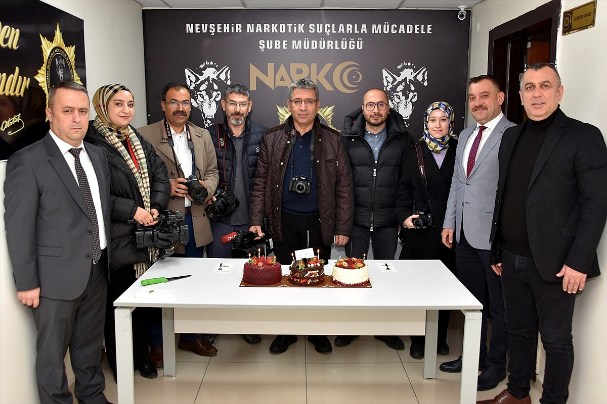Polis ekipleri operasyon için haber verdiği gazetecilere pasta kesti