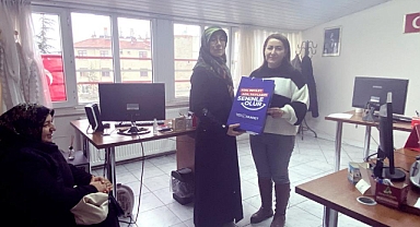 Saadet Partili hanımlardan, kadın gazetecileri onurlandıran ziyaret