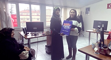 Saadet Partili hanımlardan, kadın gazetecileri onurlandıran ziyaret