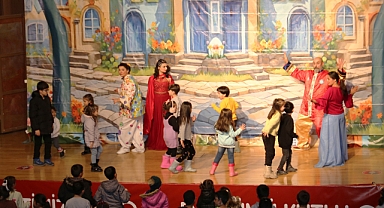 Tiyatro etkinliğine çocuklardan büyük ilgi