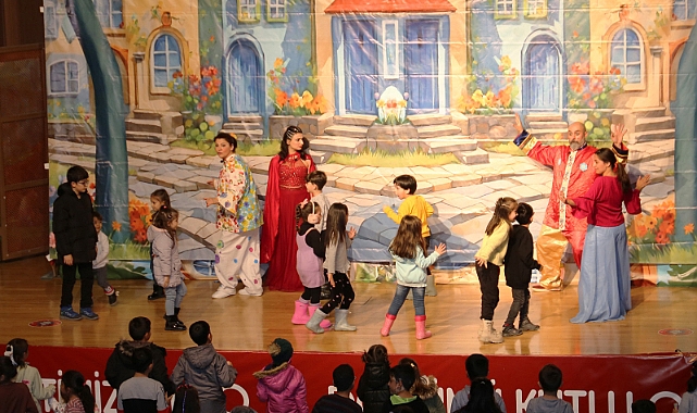 Tiyatro etkinliğine çocuklardan büyük ilgi