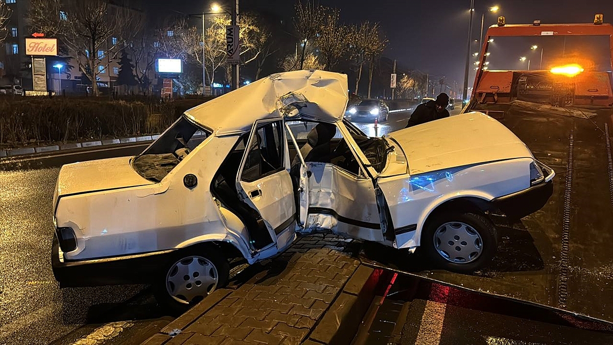 Trafik kazasında 2'si çocuk 4 kişi yaralandı