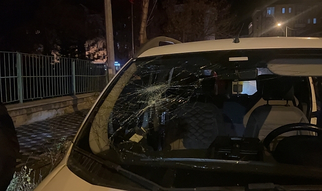 Üzerine sürülen aracın çarpması sonucu yaralanan polis hastaneye kaldırıldı