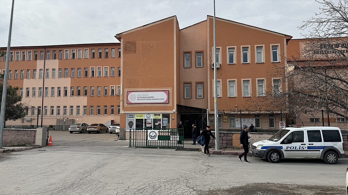 Yedikleri yemek sonrası rahatsızlanan 12 öğrenci hastaneye kaldırıldı