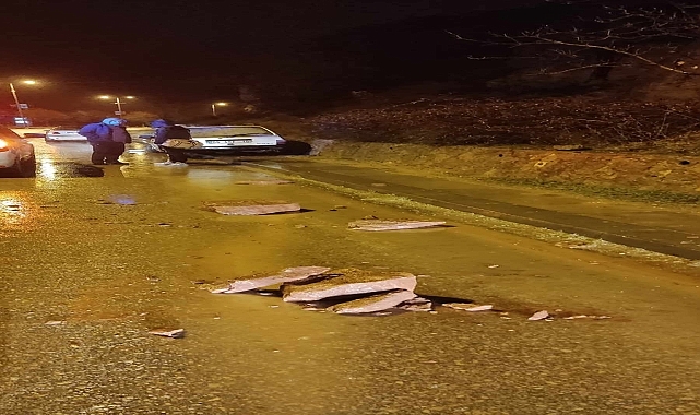 Yola düşen kaya parçaları otomobilde hasara neden oldu