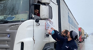 Yolda Kalan Sürücülere AFAD ve Kızılay'dan Kumanya